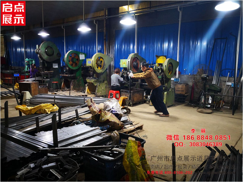 晋城生产铁木结合服装货架厂家 男装货架图片