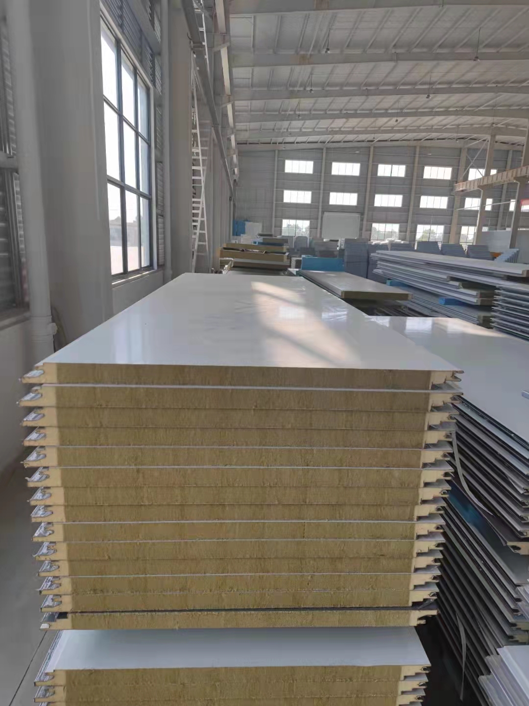 上海外高桥今日出售 1000mm聚氨酯岩棉屋面瓦楞夹芯板图片