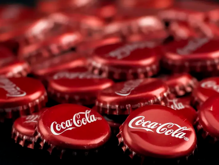 可口可乐推出不会掉的瓶盖 目标实现饮料包装回收并再利用